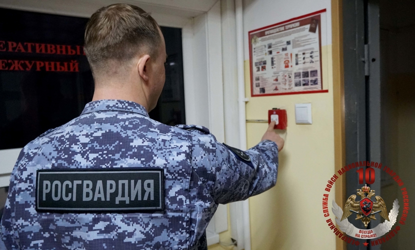 В Южно-Сахалинске росгвардейцы и сотрудники МЧС отработали действия при ликвидации условного пожара
