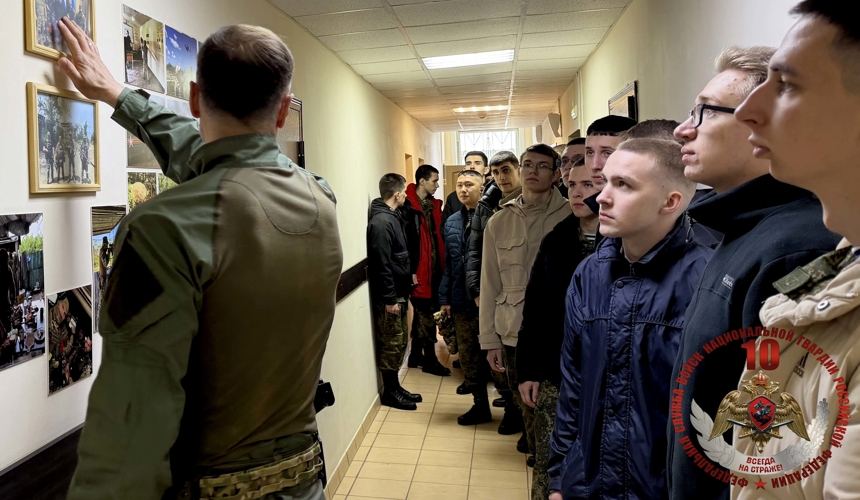 Сахалинские студенты познакомились с буднями офицеров СОБР «Редут» Росгвардии 