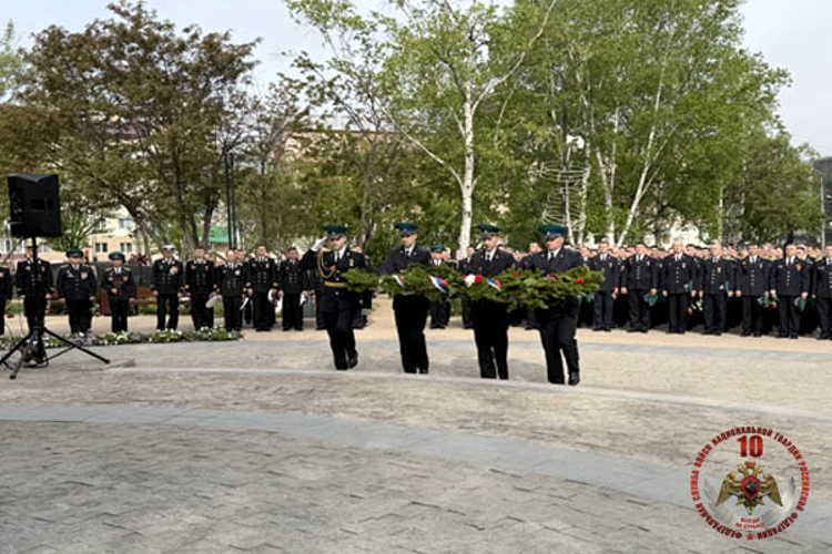 Начальник территориального управления Росгвардии полковник полиции Борис Чесноков принял участие в торжественном митинге ко Дню пограничника