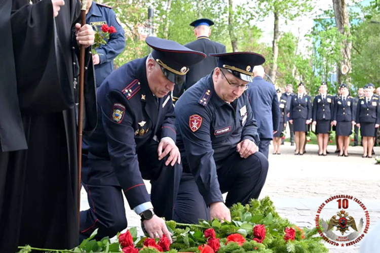 Начальник территориального управления Росгвардии полковник полиции Борис Чесноков принял участие в торжественном митинге ко Дню пограничника