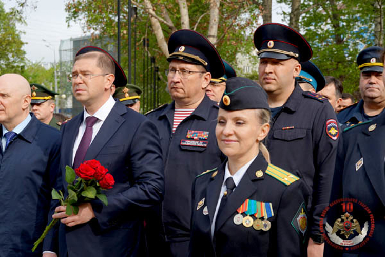 Начальник территориального управления Росгвардии полковник полиции Борис Чесноков принял участие в торжественном митинге ко Дню пограничника
