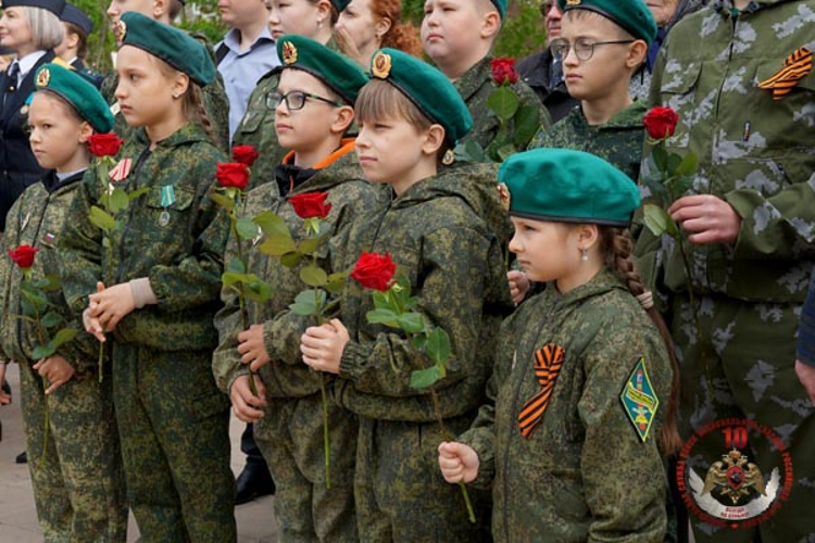 Начальник территориального управления Росгвардии полковник полиции Борис Чесноков принял участие в торжественном митинге ко Дню пограничника