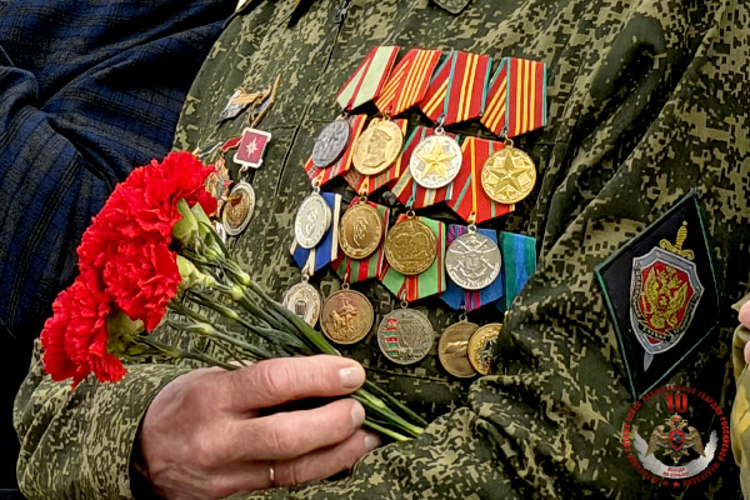 Начальник территориального управления Росгвардии полковник полиции Борис Чесноков принял участие в торжественном митинге ко Дню пограничника