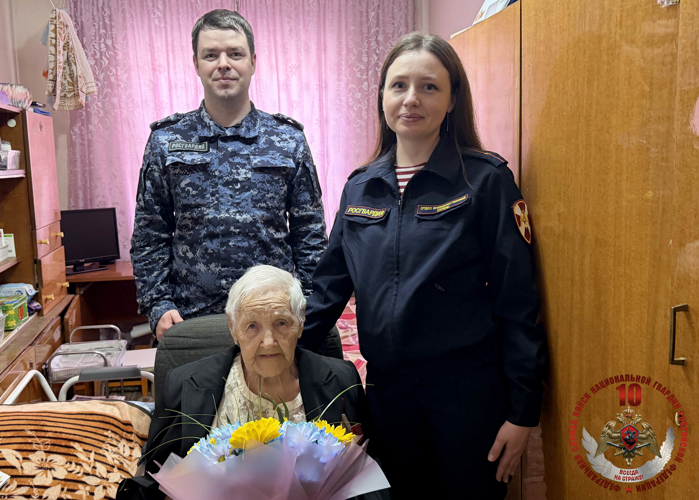 С Днем Победы поздравили росгвардейцы ветерана трудового фронта Елену Сергеевну Густову 
