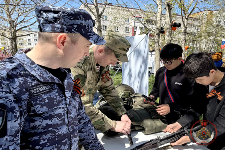 В Южно-Сахалинске в рамках праздничной программы росгвардейцы поздравили ветеранов и участников СВО 