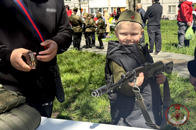 В Южно-Сахалинске в рамках праздничной программы росгвардейцы поздравили ветеранов и участников СВО 