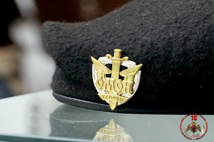 В Южно-Сахалинске увековечили память погибшего сотрудника ОМОН «Тайфун» Евгения Корочкина