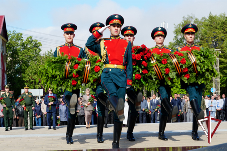 День памяти и скорби: в Южно-Сахалинске росгвардейцы возложили венки к Вечному огню  