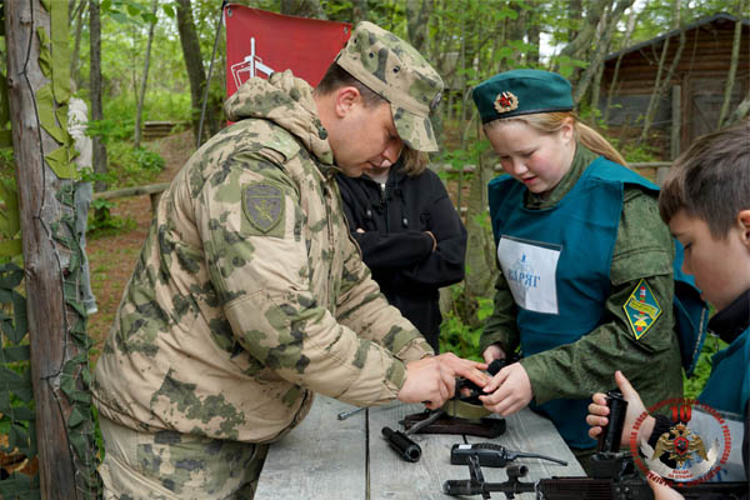 Правоохранители организовали для детей военно-спортивную игру «Зарница»