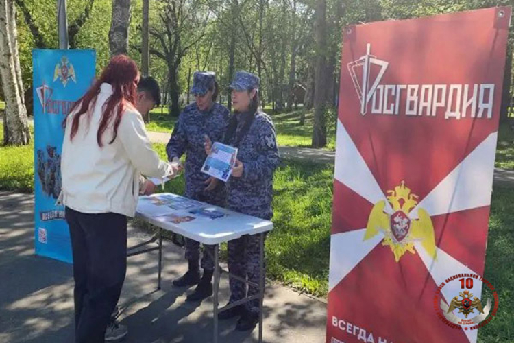 В Южно-Сахалинске в День защиты детей росгвардейцы развернули интерактивную площадку для молодёжи