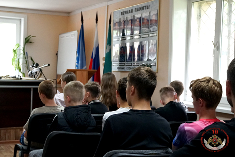«Каникулы с Росгвардией»: росгвардейцы на Сахалине встретились с воспитанниками детской спортивной школы Долинска  
