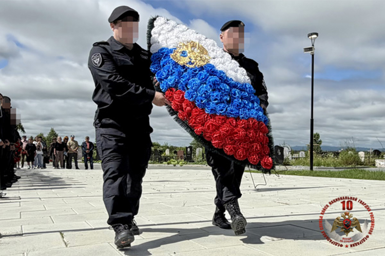 Память погибших товарищей почтили росгвардейцы на Сахалине