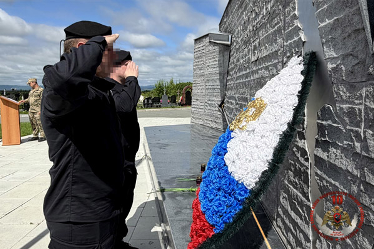 Память погибших товарищей почтили росгвардейцы на Сахалине