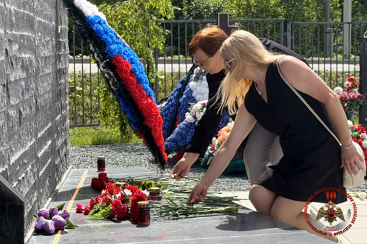 Память погибших товарищей почтили росгвардейцы на Сахалине