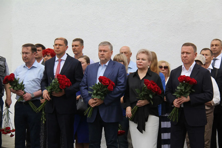 На Сахалине почтили память Игоря Фархутдинова и его команды