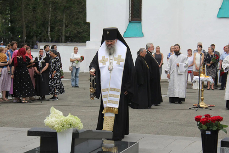 На Сахалине почтили память Игоря Фархутдинова и его команды