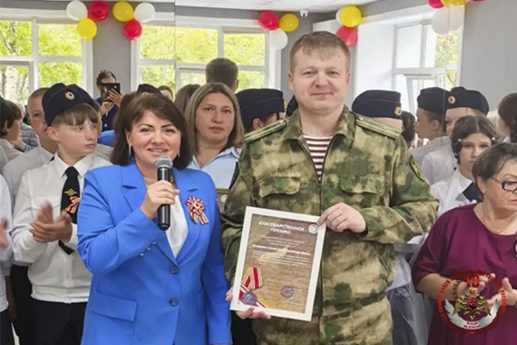 Сахалинские росгвардейцы поддержали молодёжную инициативу "Поздравим всем двором"