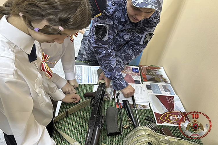 Сахалинские росгвардейцы поддержали молодёжную инициативу "Поздравим всем двором"
