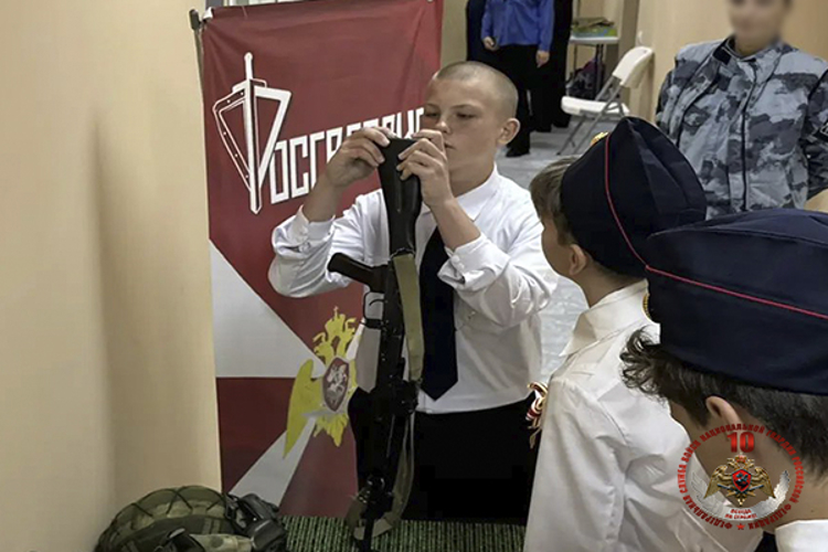 Сахалинские росгвардейцы поддержали молодёжную инициативу "Поздравим всем двором"