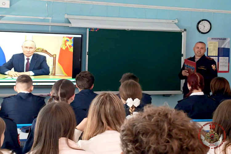 В Александровске-Сахалинском росгвардейцы провели урок знаний для кадет