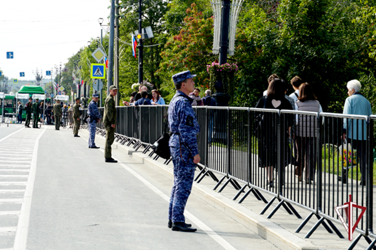 Росгвардейцы приняли участие в памятных мероприятиях в честь 81-й годовщины окончания Второй мировой войны