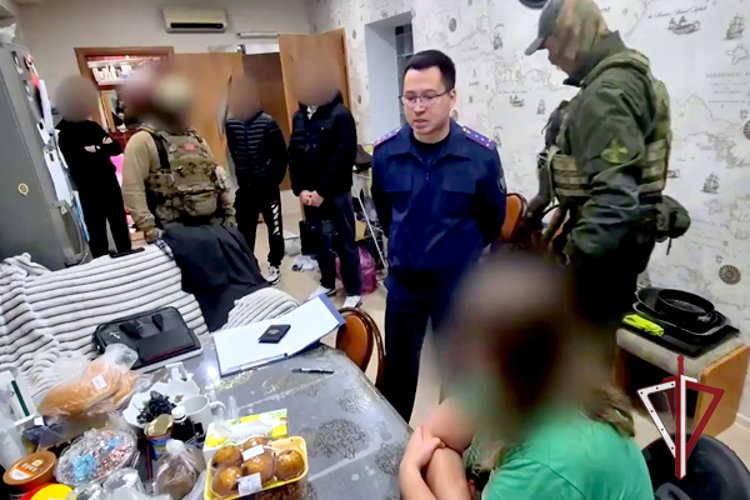 При силовой поддержке СОБР Росгвардии на Сахалине проведены обыски по делу о незаконной миграции 
