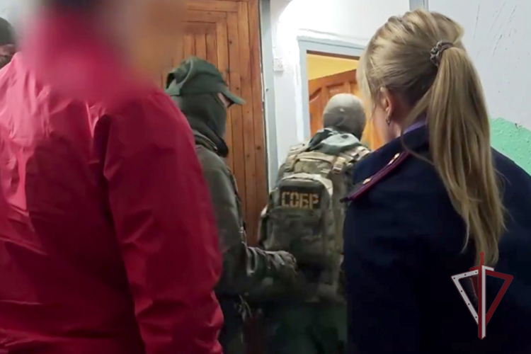 При силовой поддержке СОБР Росгвардии на Сахалине проведены обыски по делу о незаконной миграции 