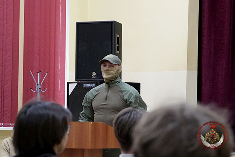 Офицеры СОБР «Редут» познакомили студентов колледжа с особенностями службы в спецподразделении 