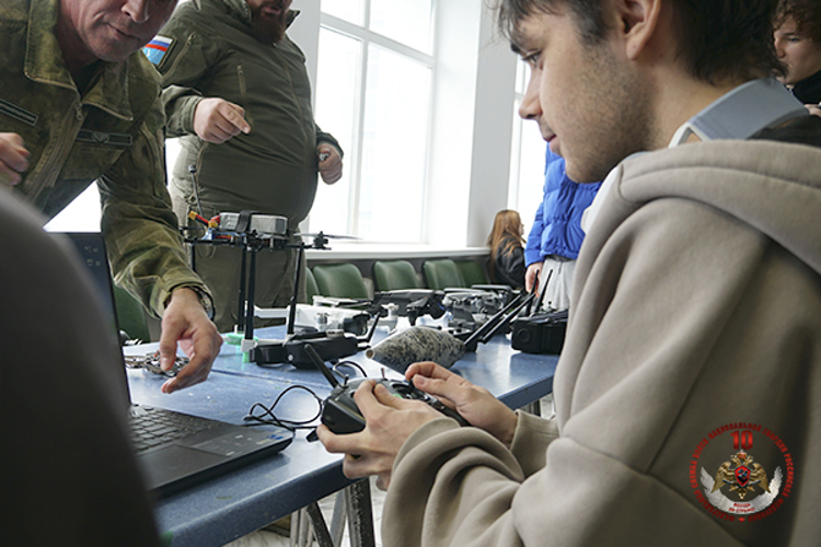 Офицеры СОБР «Редут» познакомили студентов колледжа с особенностями службы в спецподразделении 